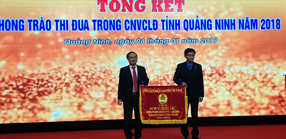 Phó Chủ tịch TLĐ Trần Văn Thuật trao tằng cờ thi đua xuất sắc năm 2018 của TLĐLĐ VN cho CĐ Quảng Ninh. Ảnh: T.N.D