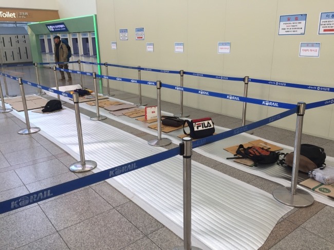 Người Hàn Quốc đặt chỗ trước để xếp hàng mua vé tàu ở ga Seoul sáng 9.1. Ảnh: Korea Herald.