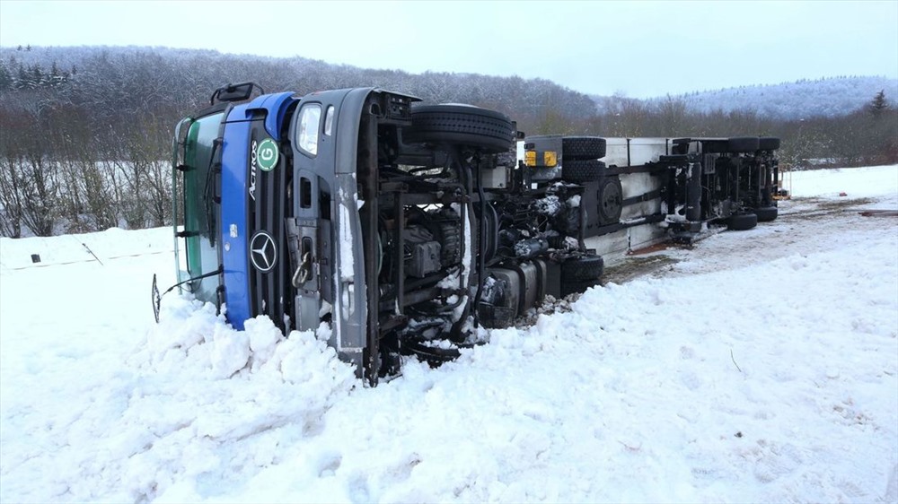 Một chiếc xe tải bị lật trong tuyết trên đường B ở Muensingen, miền nam nước Đức. Ảnh: Sky. 