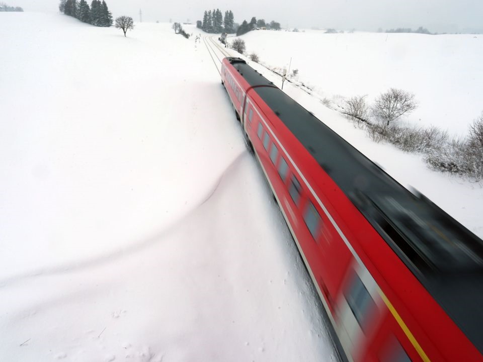 Một đoàn tàu di chuyển trong tuyết ở miền nam nước Đức. Ảnh: Sky. 