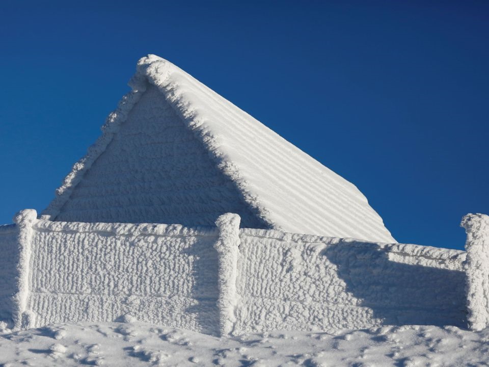 Một ngôi nhà bị chôn vùi dưới tuyết tại khu nghỉ dưỡng trên núi ở Szczyrk, Ba Lan. Ảnh: Sky. 