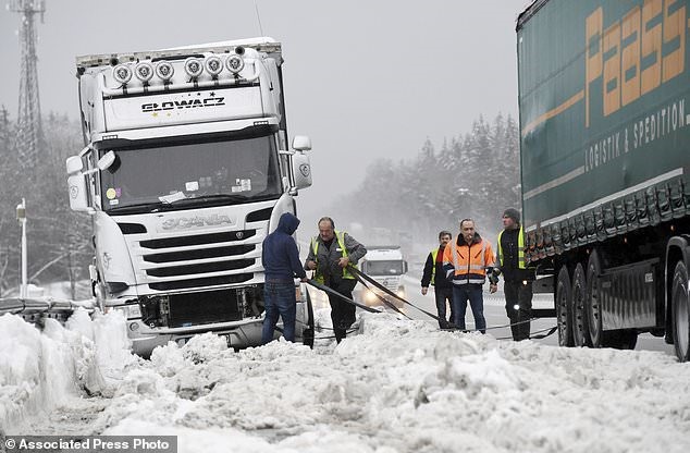Một số hình ảnh khác về tuyết rơi dày ở Châu Âu trong tuần qua. Ảnh: AP. 