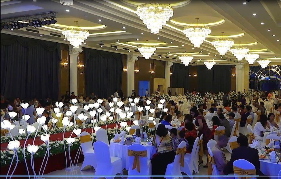 Công trình tạm, nhà thép và mái tôn của Doanh nghiệp tư nhân Xây dựng số 1 tỉnh Điện Biên được “hô biến” thành trung tâm tiệc cưới bề thế, sang trọng. 