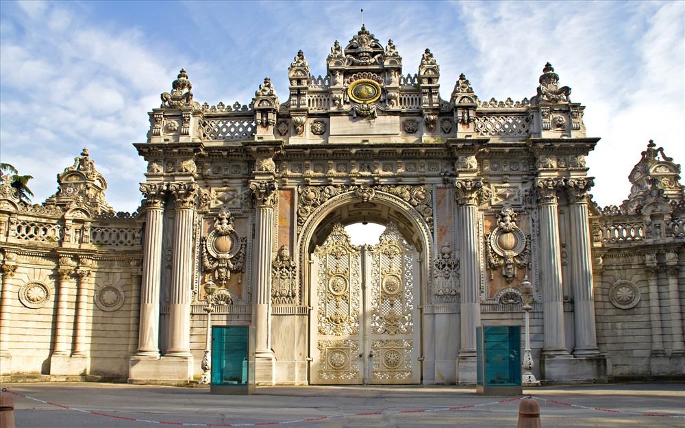 Cung điện Dolmabahce được xây dựng giữa thế kỷ 19, là viên ngọc quý của thành phố Istanbul. Ảnh: Vietravel