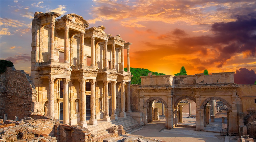 Thư viện của Celsus – tòa nhà La Mã cổ đại đẹp nhất thành phố. Đằng trước thư viện có 4 bức tượng mang tên Sophia – tượng trưng cho sự thông thái, Arete – tượng trưng cho đức hạnh, Ennoia – tượng trưng cho sự tư duy và Episteme – tượng trưng cho tri thức. Ảnh: TransViet Travel