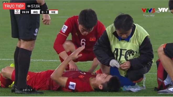 Xuân Trường chăm sóc Duy Mạnh sau tình huống va chạm trong trận đấu với Iraq tối qua (8.1) tại giải Asian Cup 2019.