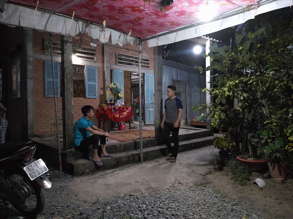 Ngôi nhà của vợ chồng anh Ngọc trong buổi tối đón xác em Thái về.