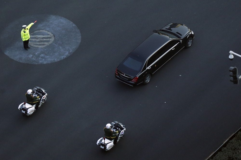 Chiếc limousine Mercedes tương tự như chiếc xe ông Kim Jong-un dùng trước đây xuất hiện trên đại lộ Chang'an, Bắc Kinh ngày 9.1. Ảnh: AP