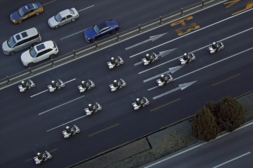 Đoàn xe mô tô của cảnh sát bán quân sự Trung Quốc hộ tống nhà lãnh đạo Kim Jong-un. Ảnh: AP