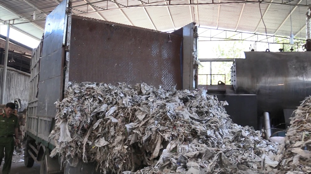 Xe tải chở rác thải công nghiệp đến công ty sản xuất bột giấy đổ.