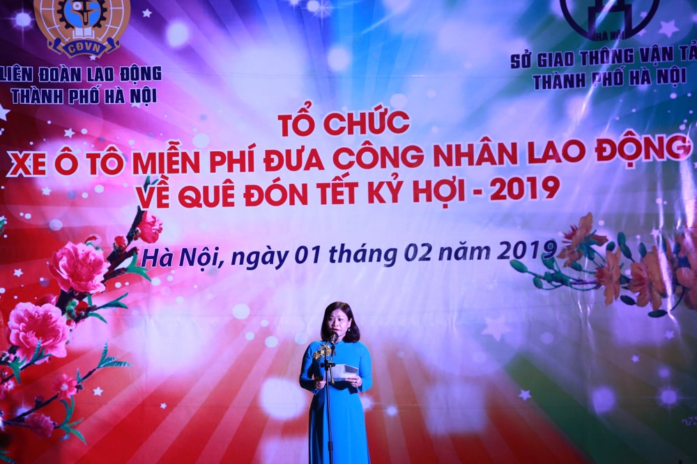 Chủ tịch LĐLĐ TP. Hà Nội Nguyễn Thị Tuyến phát biểu chúc Tết và tiễn CNLĐ về quê đón Tết Kỷ Hợi - 2019. Ảnh: Hải Nguyễn