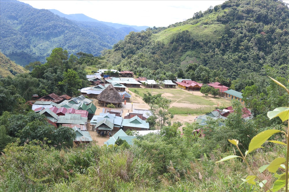 Một ngôi làng của đồng bào Cơ tu ở xã Ga R, huyện Tây Giang. Ảnh: Y.T