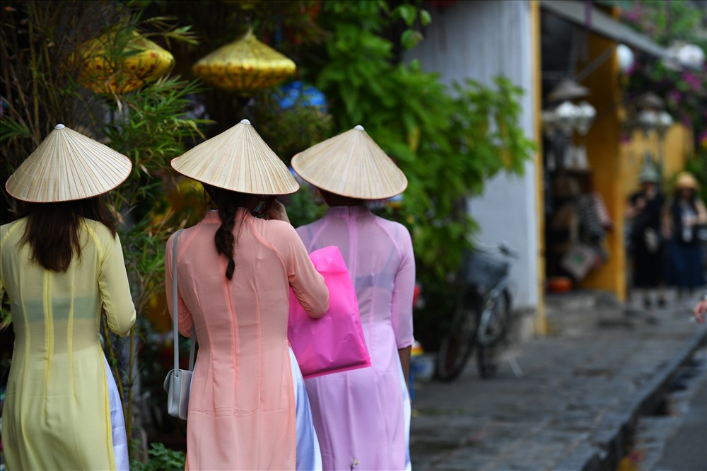 Ba cô gái Hàn Quốc trong tà áo dài Việt Nam.