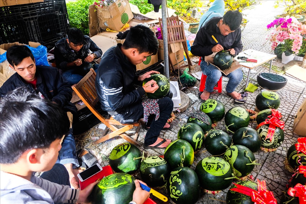 Những ngày cận Tết, nhiều nhóm bạn trẻ ở Đà Nẵng và Quảng Nam nhập dưa hấu về, sau đó khắc chữ, khắc hình ông Thần Tài hay hình con giáp lên trái dưa theo yêu cầu của khách hàng.