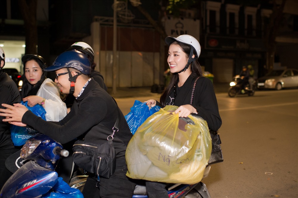 Người đẹp cùng bố mẹ và bạn bè đi xe máy, rong ruổi trên khắp các con đường ở Hà Nội để góp phần giúp cho những người vô gia cư có thêm một cái Tết ấm áp.