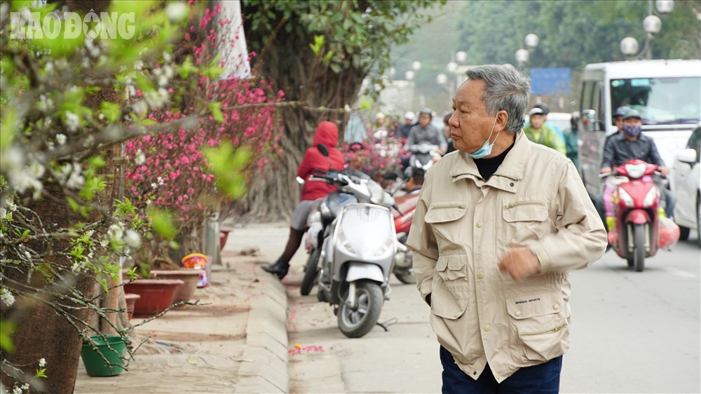 Bác Nguyễn Văn Cường chia sẻ: “Quê gốc tôi ở Mộc Châu nên năm nào Tết đến tôi cũng đều mua hoa mơ về chơi Tết. Cảm giác phải thấy mơ nở thì mới thấy không khí Tết. Năm nào mà đi tìm khắp Hà Nội không thấy chỗ bán cành mơ là phải gọi điện nhờ người chuyển từ Sơn La xuống hộ.”