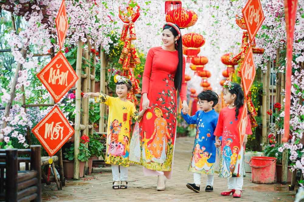 Trong bộ ảnh mới, Ngọc Hân chọn bộ sưu tập “Ý xuân” vừa được cô giới thiệu trong chương trình “Duyên dáng Việt Nam 2019” để chụp hình. Người đẹp vui đùa cùng các em bé trong vườn đào trước ống kính.