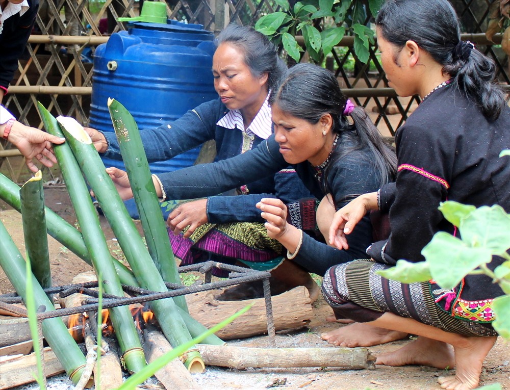 Ống tre non được nướng cho đến khi chuyển màu, thì lúc đó món ăn cũng chín tới. Ảnh: Hưng Thơ.