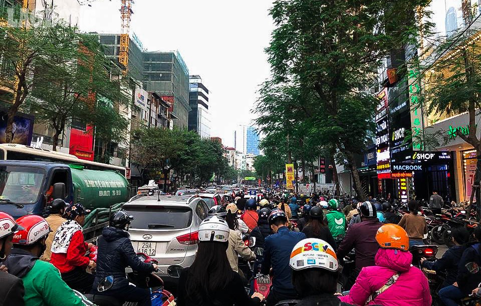 Tết Nguyên đán được coi là thời điểm mua sắm lớn nhất trong năm. Chiều 1.2.2019, dòng người đổ ra đường mua sắm khiến các tuyến phố Hà Nội tắc không lối thoát. 