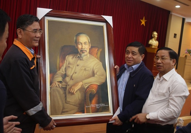 Bộ trưởng Nguyễn Chí Dũng tặng bức tranh chân dung Bác Hồ cho lãnh đạo Cty Formosa Hà Tĩnh. Ảnh: Trần Tuấn