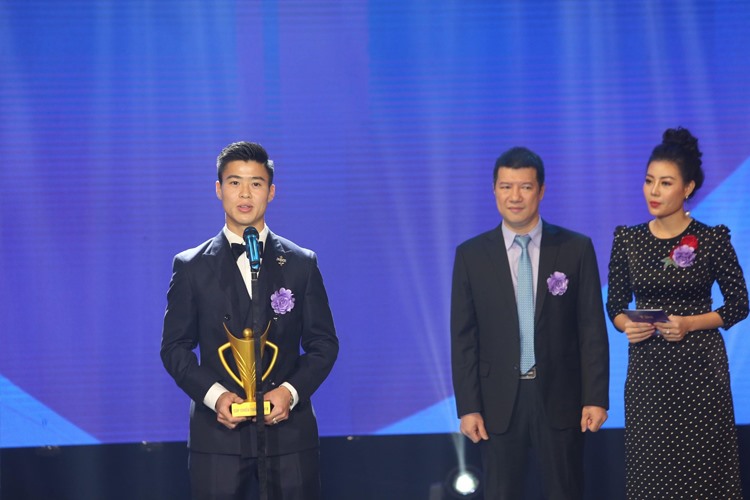 Duy Mạnh nhậng giải thưởng hình ảnh của năm tại Cúp chiến thắng 2018. Ảnh: Hải Đăng 