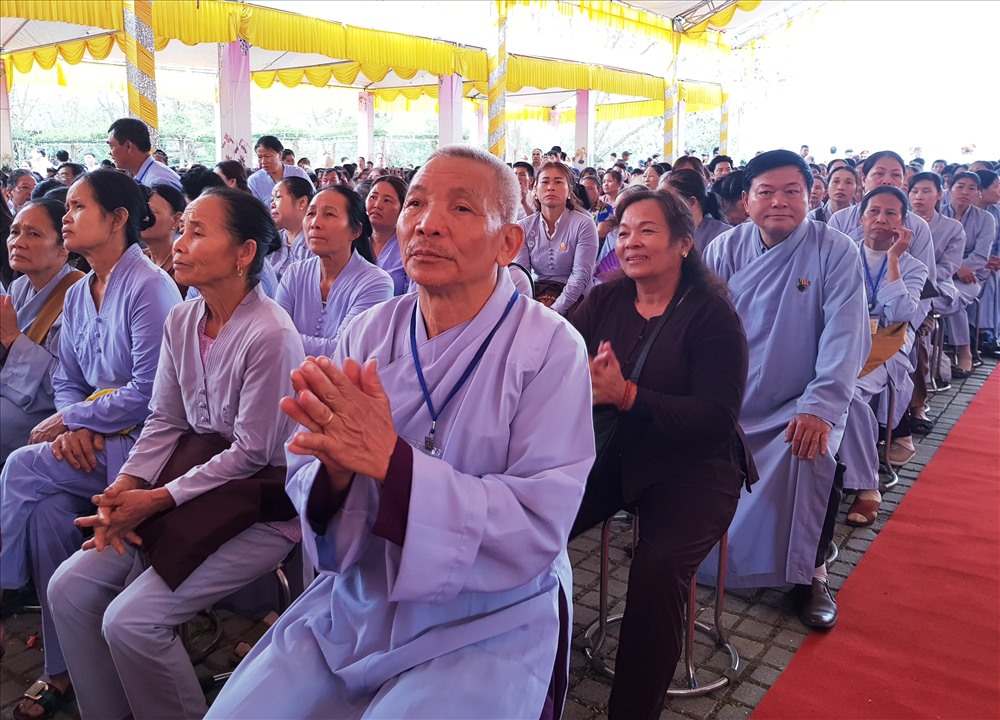 Đông đảo tăng ni, phật tử và du khách thập phương dự lễ khai hội. Ảnh: NT