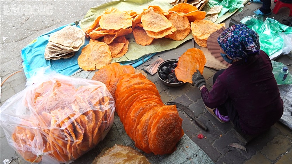 Theo chia sẻ của bác Nguyễn Thị Thảo, gia đình bác trực tiếp sản xuất bánh đa này và chỉ sản xuất vào tháng Giêng hằng năm. 