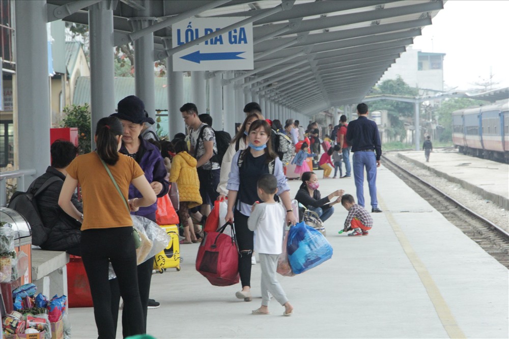Sau nhiều ngày nghỉ tết Nguyên đán Kỷ Hợi 2019, hàng ngàn người dân đã đến các nhà ga, bến xe để trở lại các thành phố lớn làm việc vào ngày mai (11.2).
