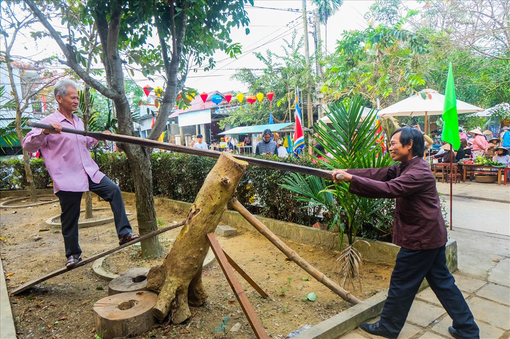 Dù đã có những máy móc công nghiệp, nhưng sau tế lễ Tổ nghề, các nghệ nhân làm lễ cưa xẻ gỗ truyền thống.