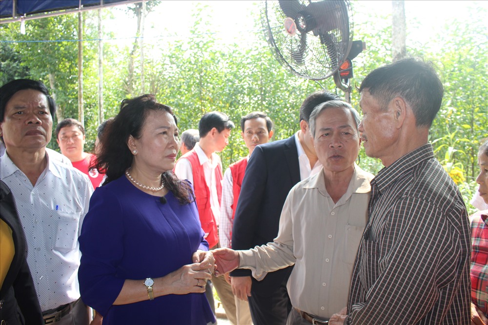 Thứ trưởng Bộ GD&ĐT Nguyễn Thị Nghĩa thăm, hỗ trợ thân nhân gia đình các học sinh. Ảnh: Đ.V