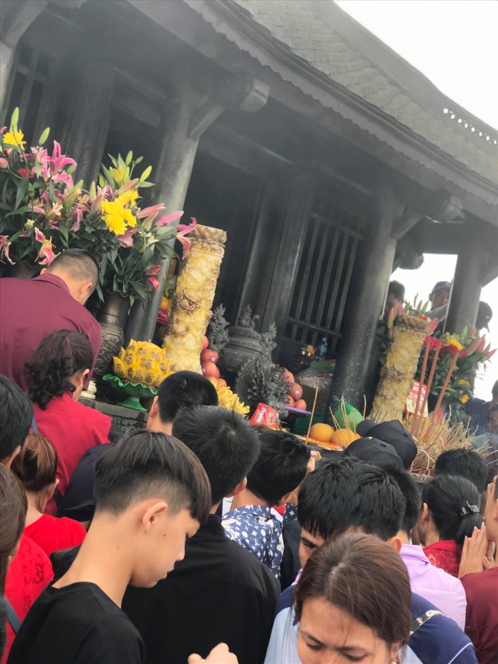 Nhiều người không thể lên đến gần chùa Đồng đành phải vái vọng từ xa, cầu mong bình an và may mắn