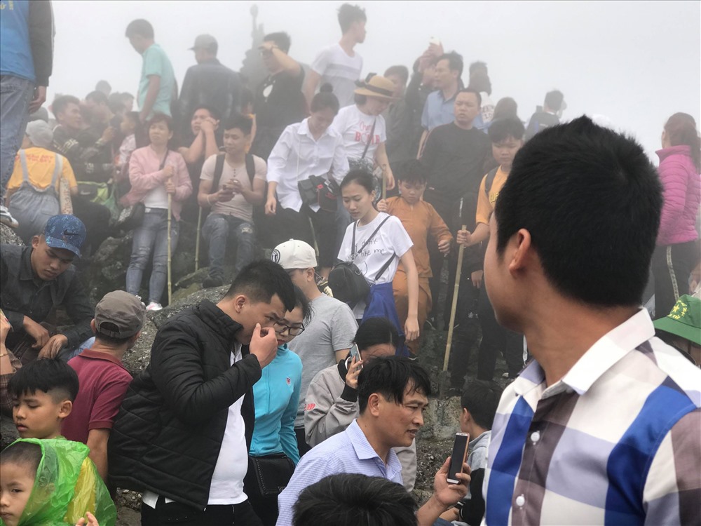 Theo ghi nhận của phóng viên, thời tiết tại Yên Tử vào hôm nay nhiều sương mù, tầm nhìn hạn chế và đường lên trơn trượt.