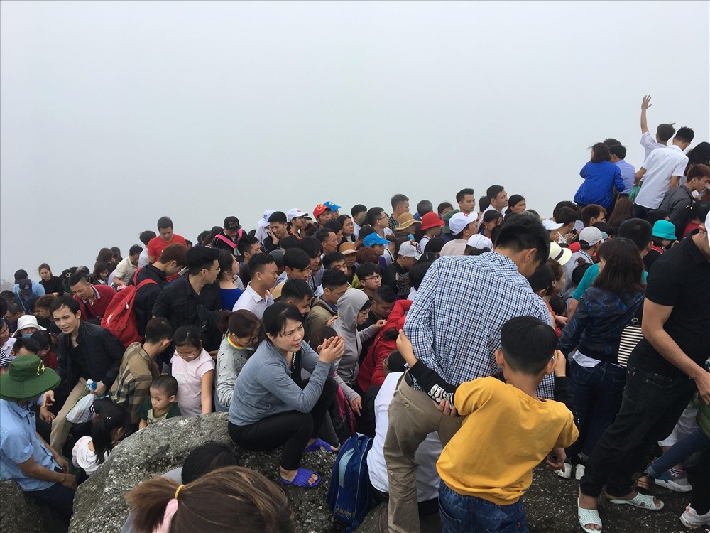 Chị Nguyễn Thị Yến (Kim Sơn, Sơn Tây) cho biết, chị và gia đình đã leo lên tới gần đỉnh chùa Đồng và chỉ cách đó có 50m để vào lễ. Thế nhưng do lượng người đổ về đây quá đông, chị đã phải đứng “chôn chân tại chỗ” 1h đồng hồ. 