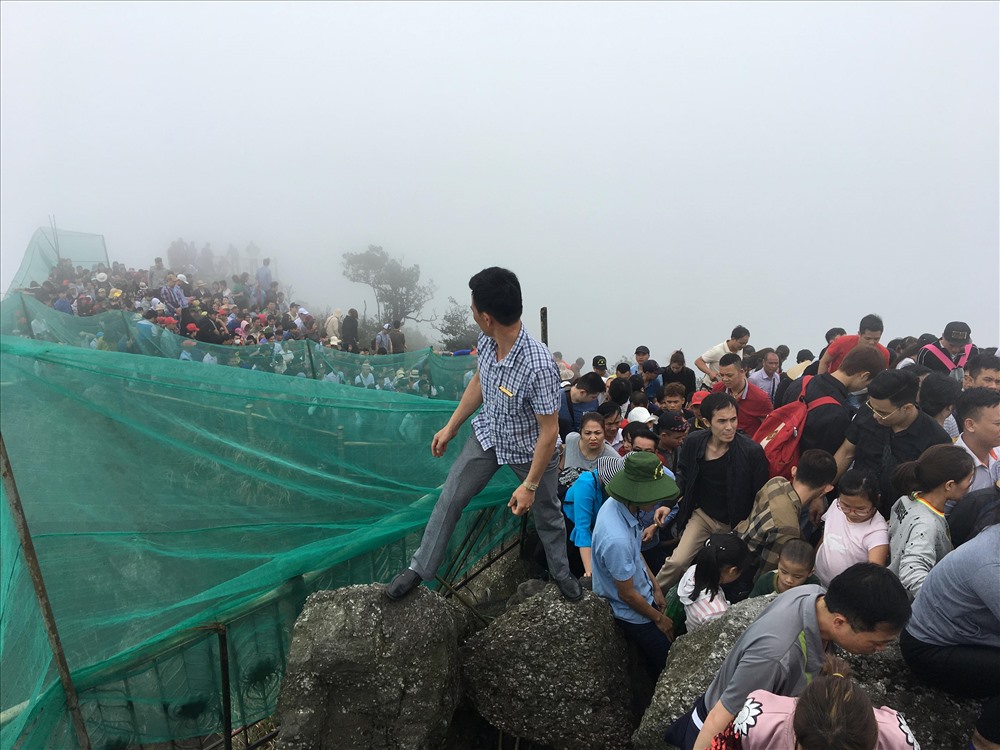 Theo ghi nhận của phóng viên, thời tiết tại Yên Tử vào hôm nay nhiều sương mù, tầm nhìn hạn chế và đường lên trơn trượt.