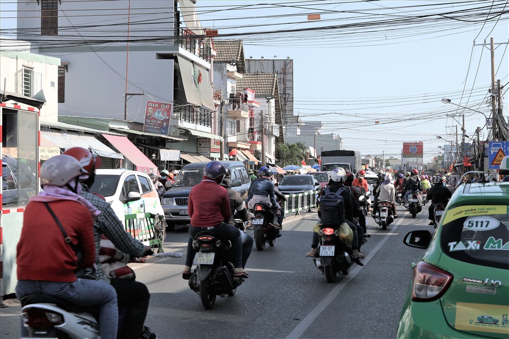 Dòng phương tiện ngược xuôi đều trên tuyến đường ở Nhơn Trạch trong ngày mùng 6 Tết được xem là chỉ dấu cho sự thay đổi trong nhu cầu đi lại, làm ăn của người dân. ảnh: Trường Sơn