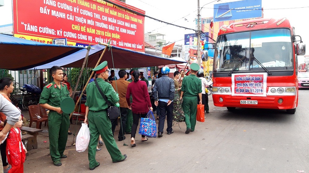 Các học viên trường Sĩ quan lục quân 2 được đơn vị bố trí xe đón tại bến xe Niệm Nghĩa. 