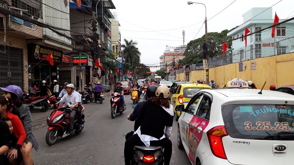 Trên tuyến phố Trần Nguyên Hãn luôn trong tình trạng đông đúc do người dân từ bến xe Niệm Nghĩa di chuyển về nhà.