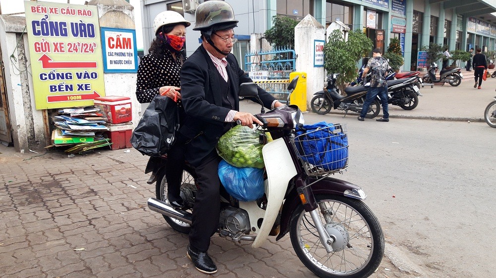 Ông Hoàng Đức Lương (SN 1957, ở phố Ngô Gia Tự) ra bến xe Cầu Rào đón vợ cùng túi rau và hoa quả sạch từ Nam Định.