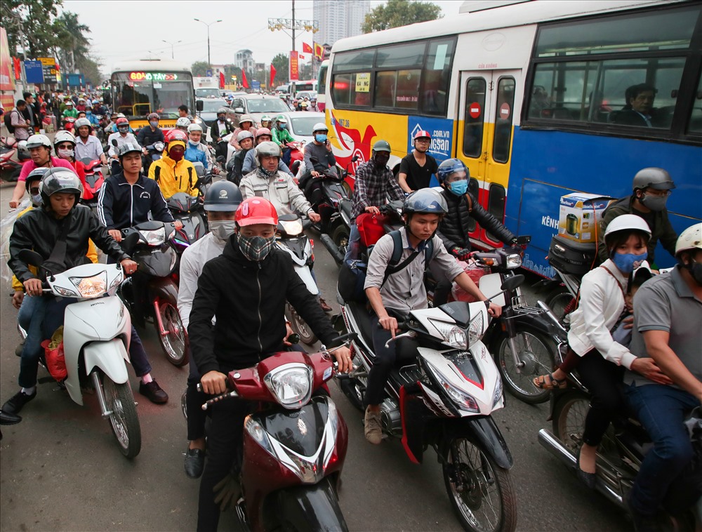 Chiều 9/2, tình trạng ùn tắc giao thông xảy ra tại nút giao đường Giải Phóng và đường vành đai 3 khi hàng nghìn phương tiện giao thông di chuyển từ ngoại thành vào trung tâm thành phố Hà Nội.