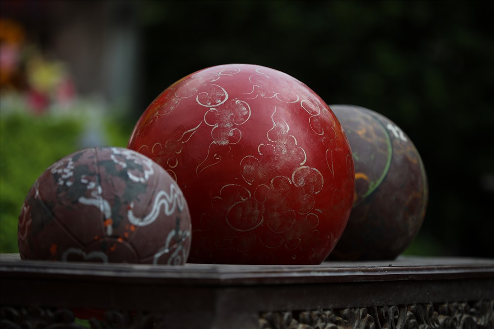 Những quả cầu với trọng lượng khác nhau để phù hợp với các lứa tuổi tham gia lễ hội vật cầu. 
