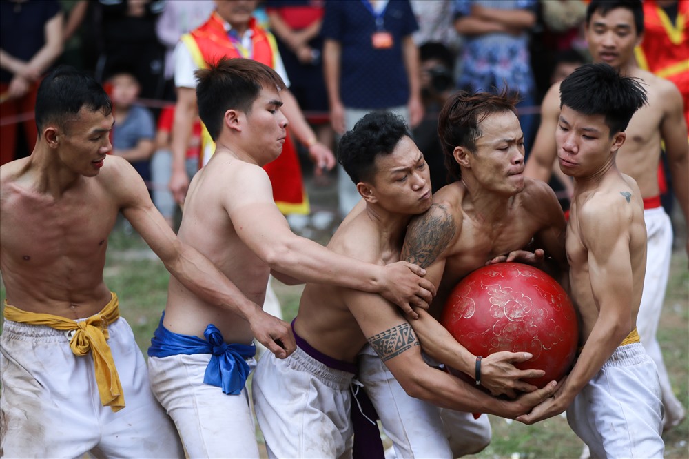 Pha tranh cầu quyết liệt của các đội tại Lễ hội vật cầu truyền thống đình Thúy Lĩnh. 