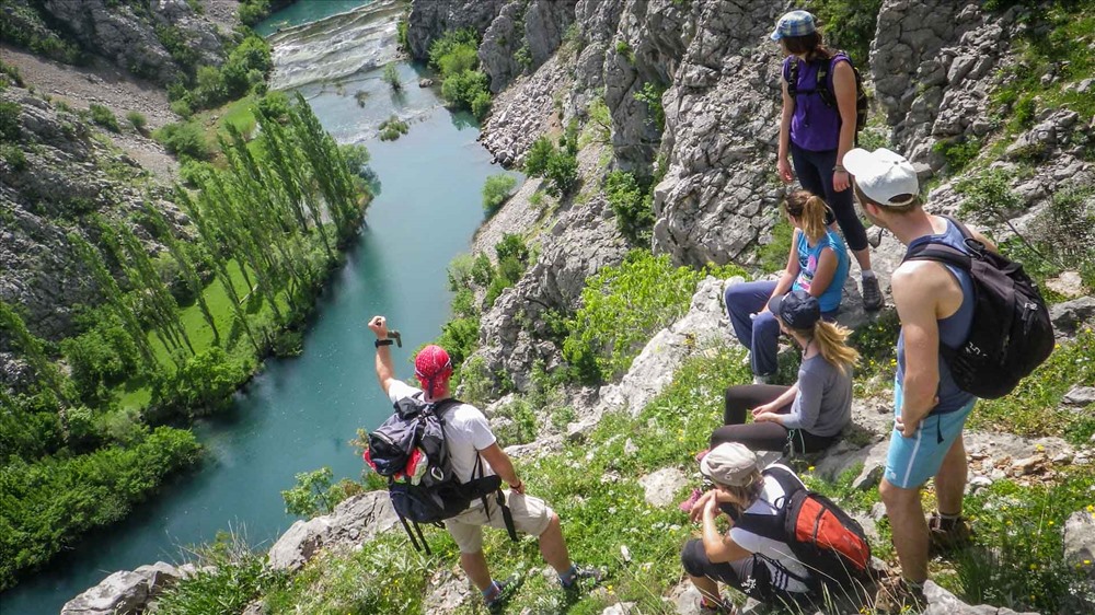 Những cung đường hiểm trở. Ảnh: Raftrek Adventure Travel