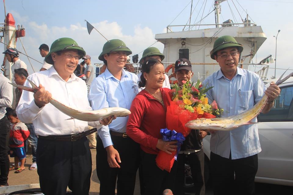 Lãnh đạo tỉnh Quảng Trị chúc mừng gia đình ngư dân bắt được mẻ cá giá trị ngày đầu năm. Ảnh: TN.