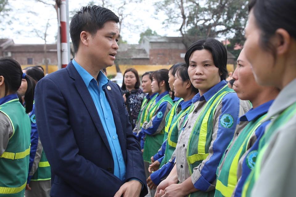 Phó Chủ tịch Tổng LĐLĐVN Ngọ Duy Hiểu trao quà tới CN môi trường. Ảnh: Sơn Tùng. 