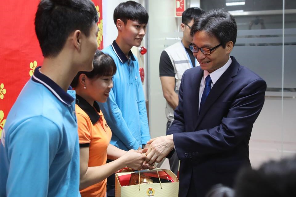 Phó Thủ tướng Vũ Đức Đam trao quà tới CN Cty SJ Tech Việt Nam. Ảnh: Sơn Tùng
