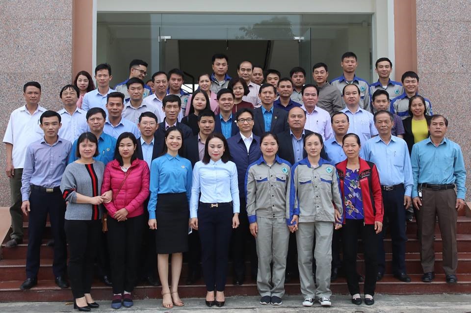Phó Thủ tướng Vũ Đức Đam cùng các đồng chí lãnh đạo chụp ảnh lưu niệm tại Cty SJ Tech Việt Nam. Ảnh: Sơn Tùng. 