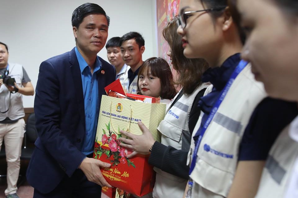 Phó Chủ tịch Tổng LĐLĐVN Ngọ Duy Hiểu trao quà tới CN Cty SJ Tech Việt Nam. Ảnh: Sơn Tùng. 