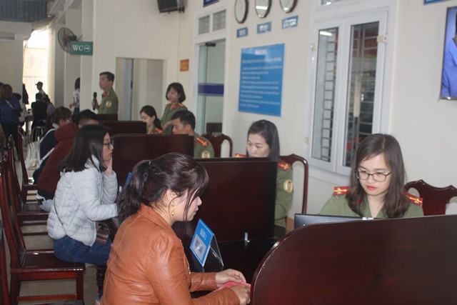 Cán bộ Phòng Quản lý Xuất nhập cảnh Công an Hà Tĩnh tập trung xử lý hồ sơ cho người dân.