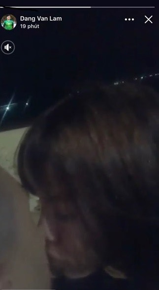 Trang cá nhân của Đặng Văn Lâm còn đăng tải một đoạn clip khoá môi một cô gái sau đó nhanh chóng xoá đi.