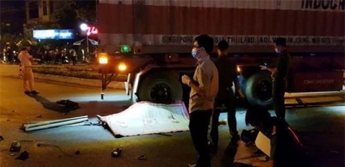 Hiện trường vụ xe máy va chạm xe đầu kéo tại Quảng Trị. Ảnh: Dân Trí
